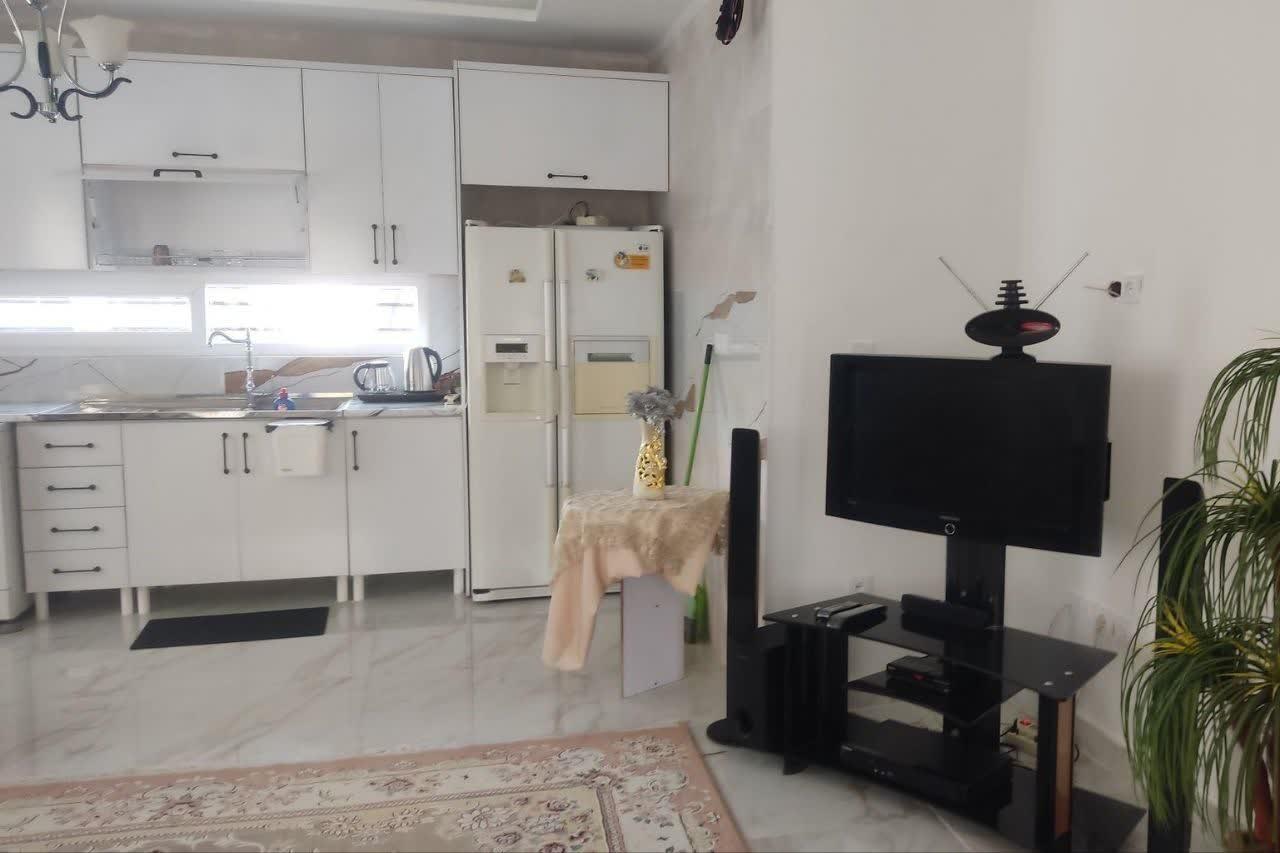 اتاق پذیرایی و آشپزخانه