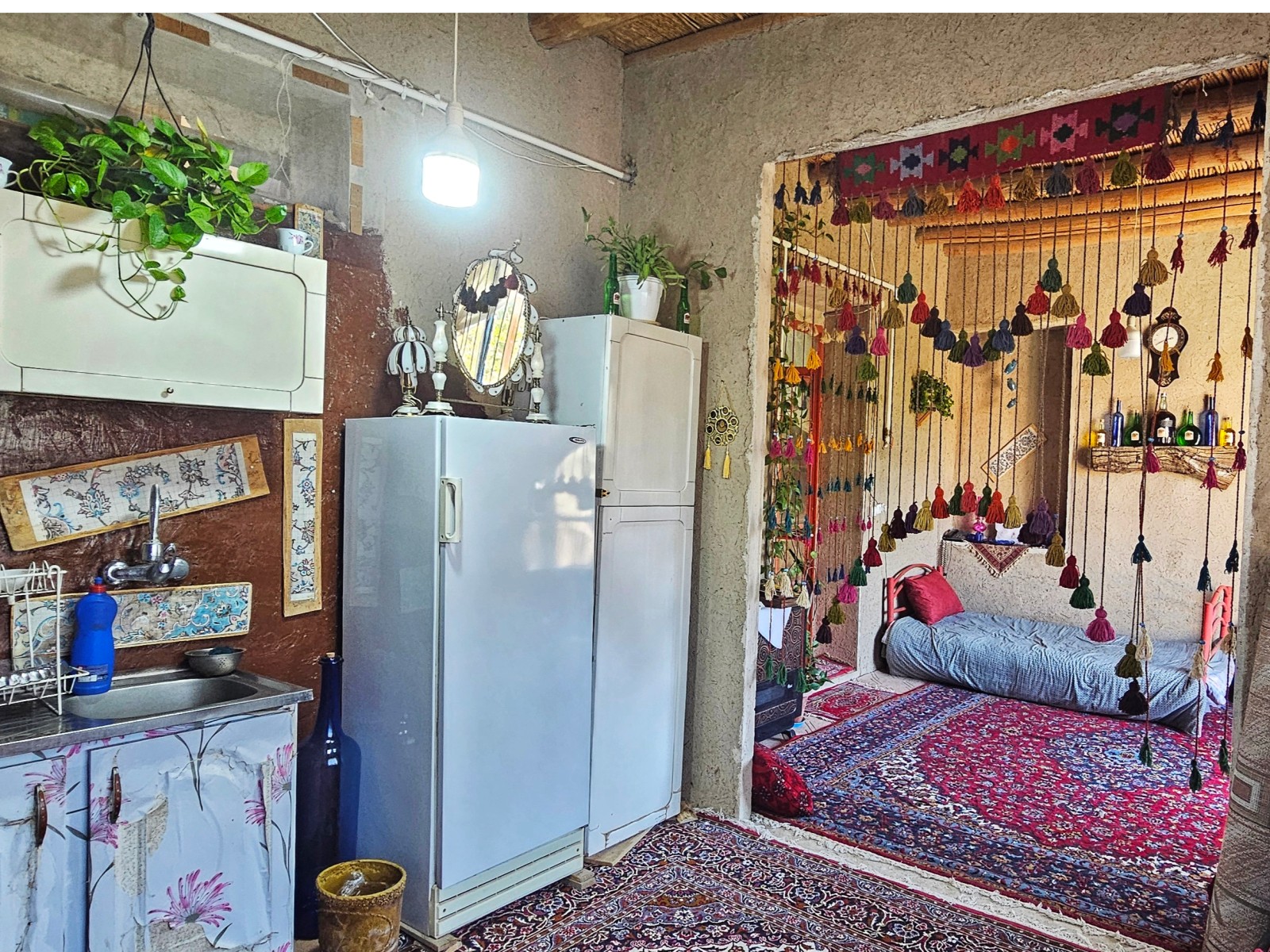 اتاق پذیرایی و آشپزخانه