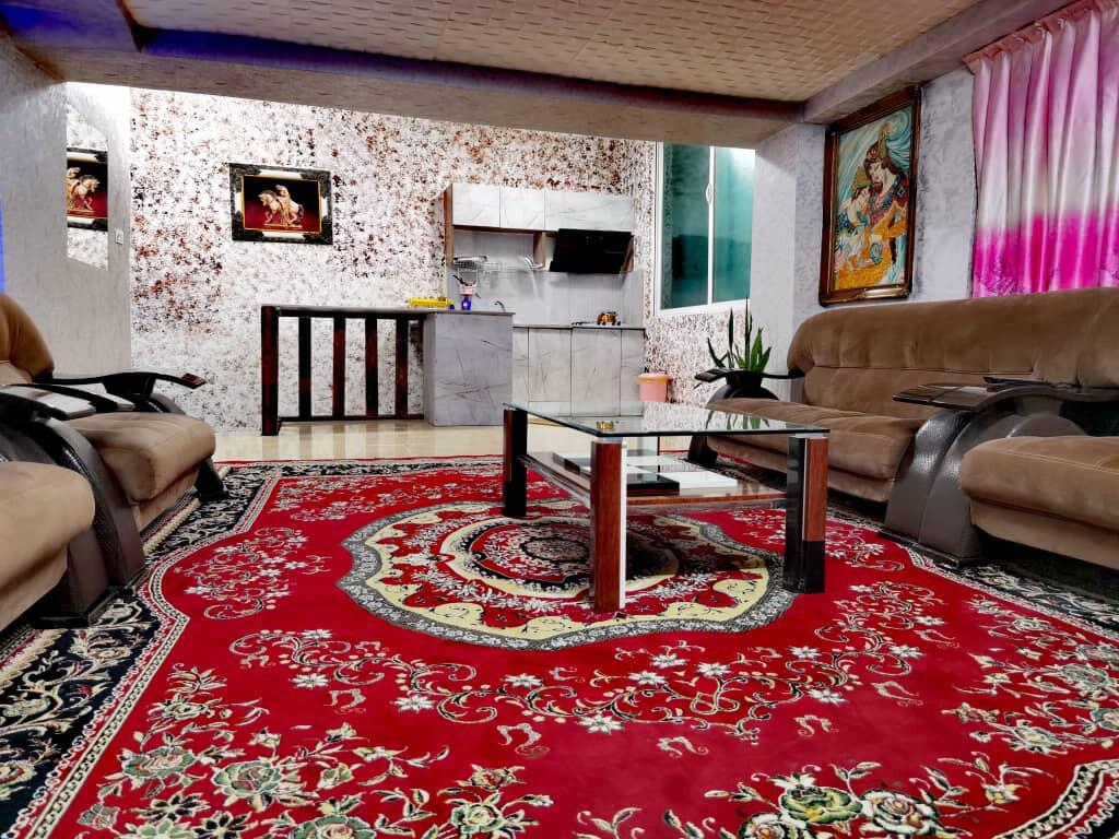اتاق پذیرایی و آشپزخانه