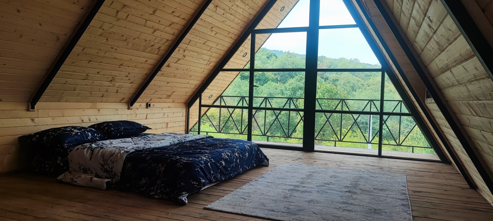 اتاق پذیرایی طبقه اول اتاق پذیرایی طبقه اول