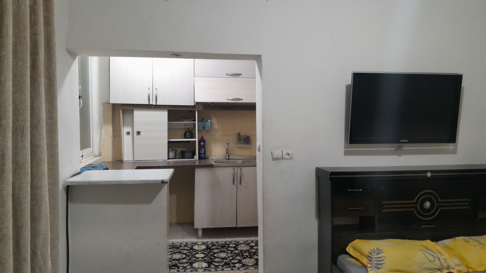 اتاق پذیرایی و آشپزخانه