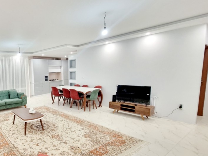 اتاق پذیرایی و آشپزخانه
