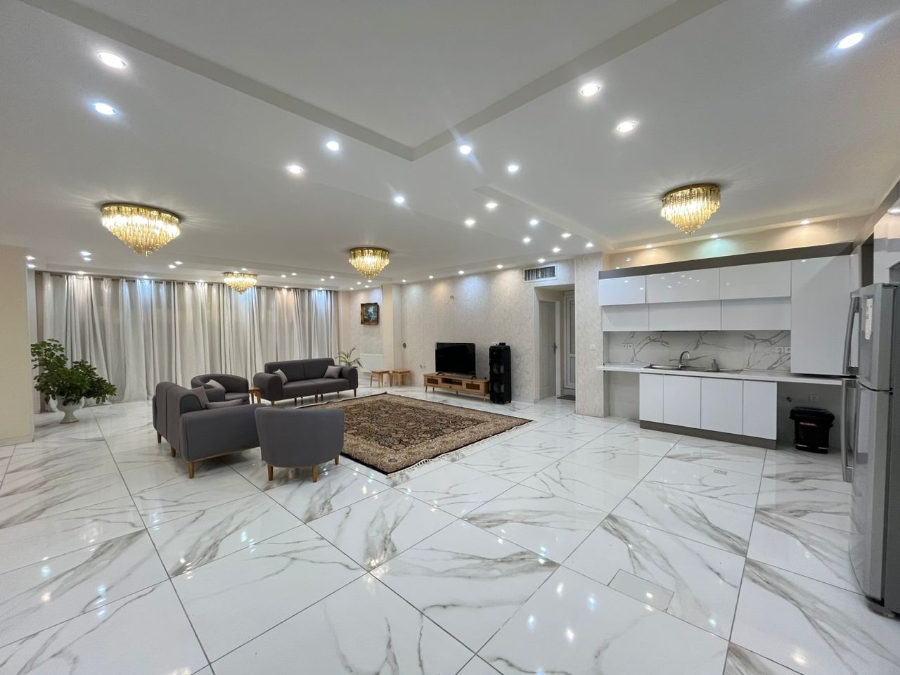 اتاق پذیرایی طبقهٔ اول