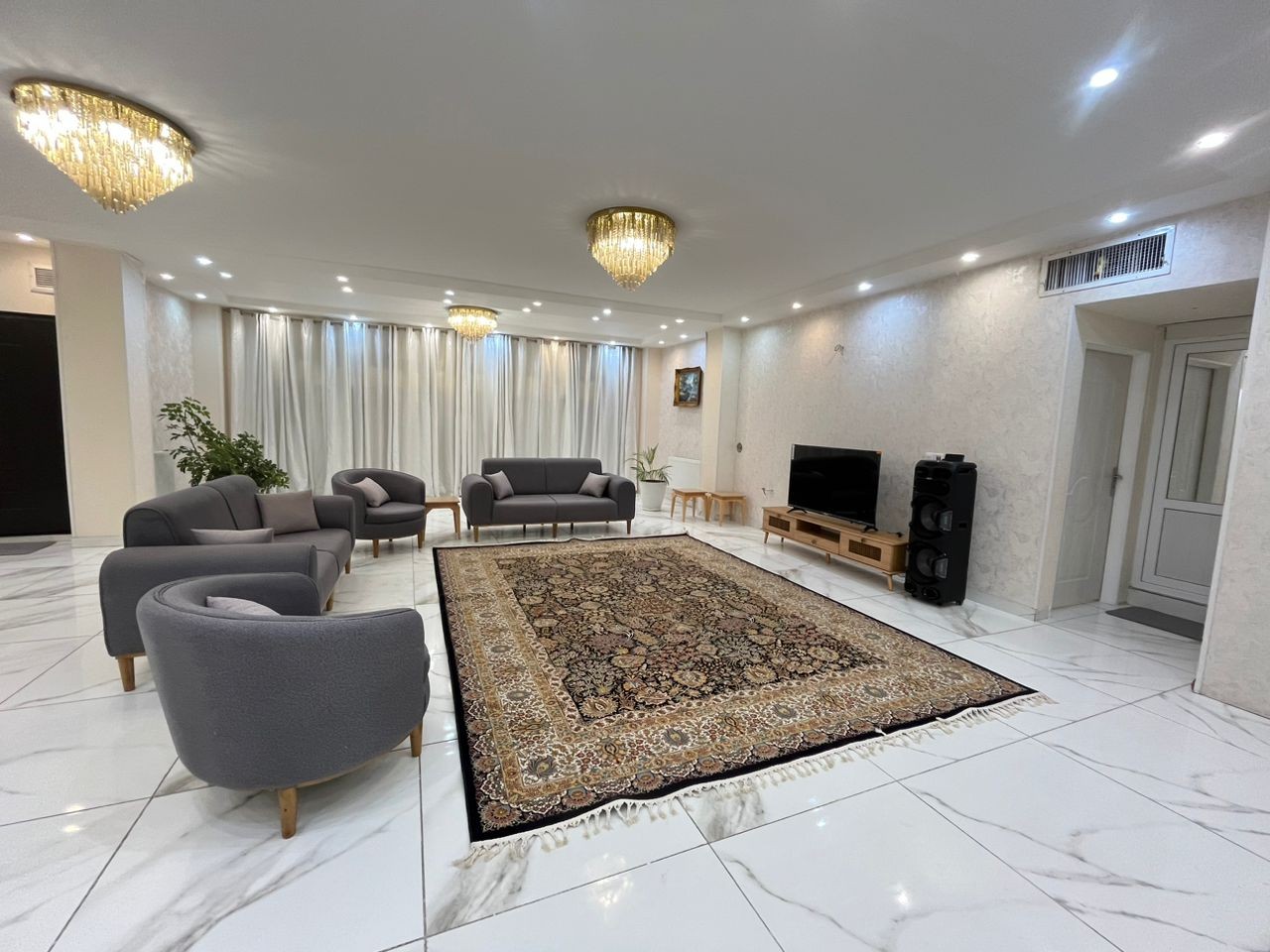 اتاق پذیرایی طبقهٔ اول