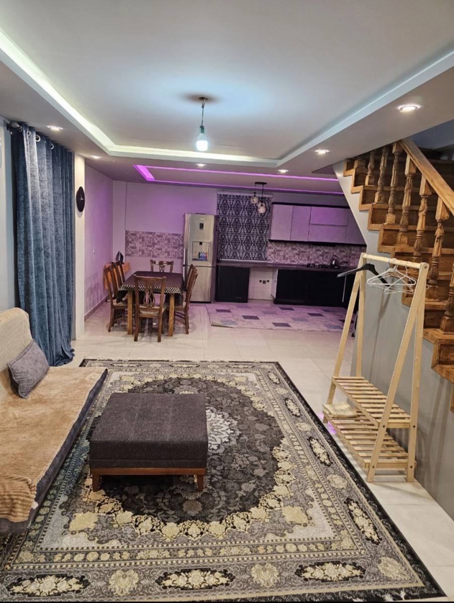 اتاق پذیرایی و آشپزخانه