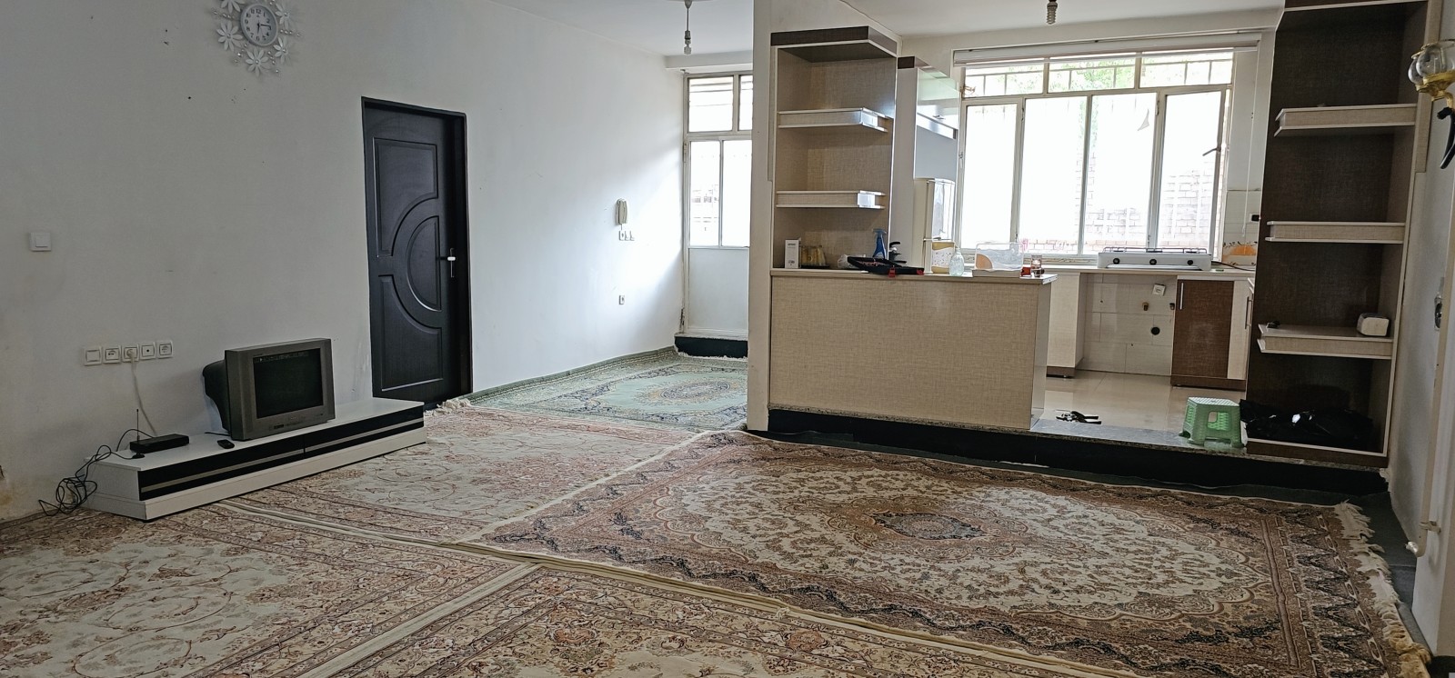 اتاق پذیرایی و آشپزخانه