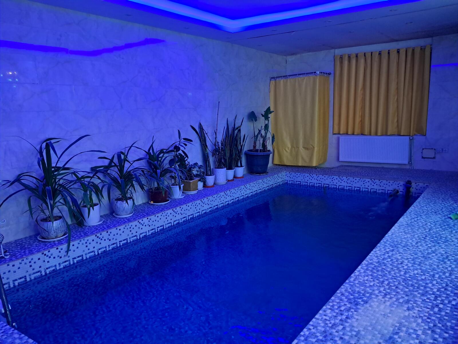 استخر آب گرم