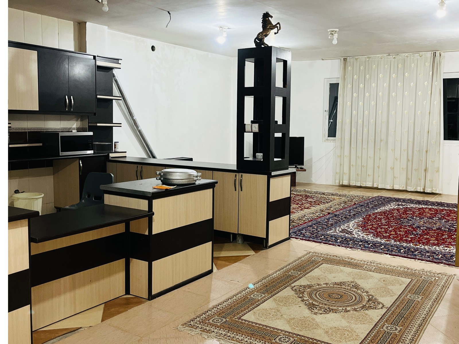 اتاق پذیرایی و آشپزخانه