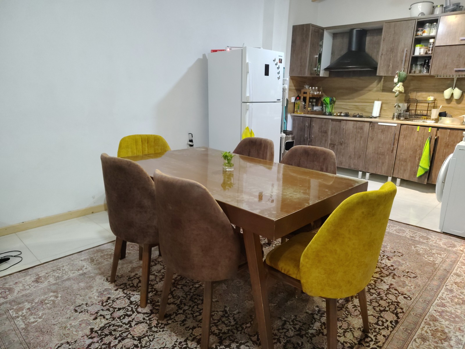 اتاق پذیرایی و آشپزخانه