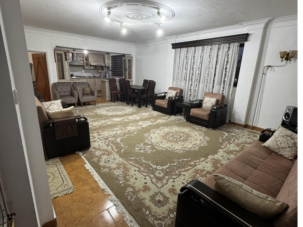 اتاق پذیرایی و آشپزخانه