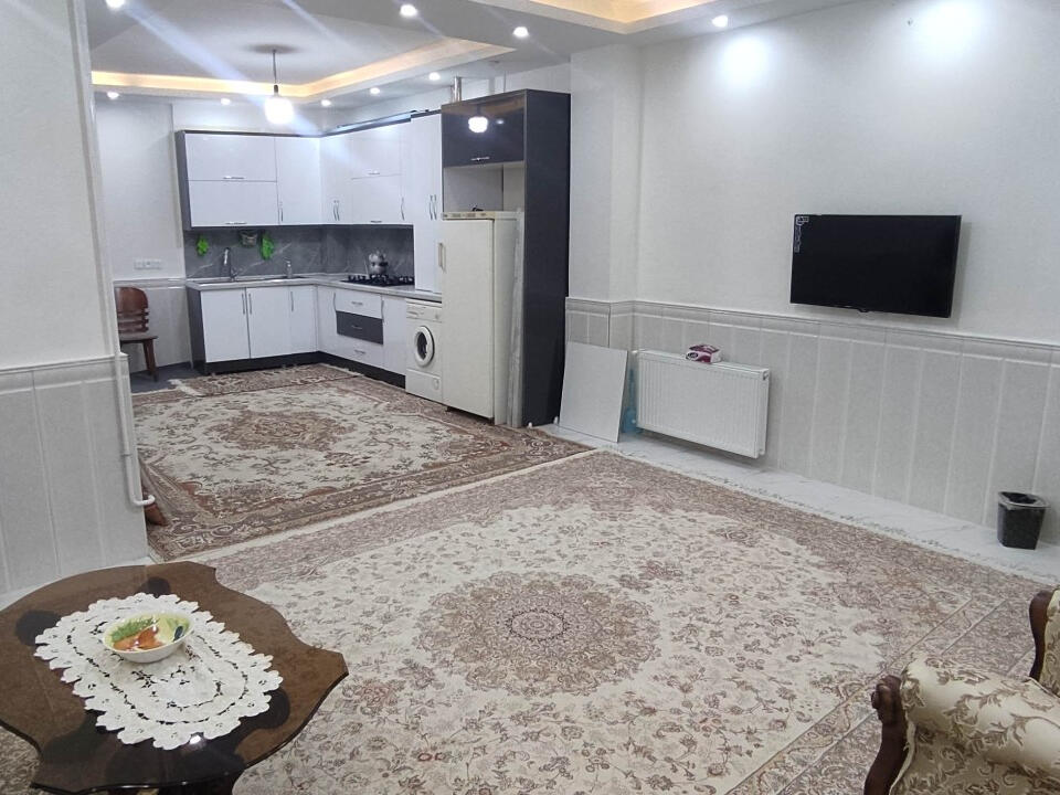 اتاق پذیرایی و آشپزخانه