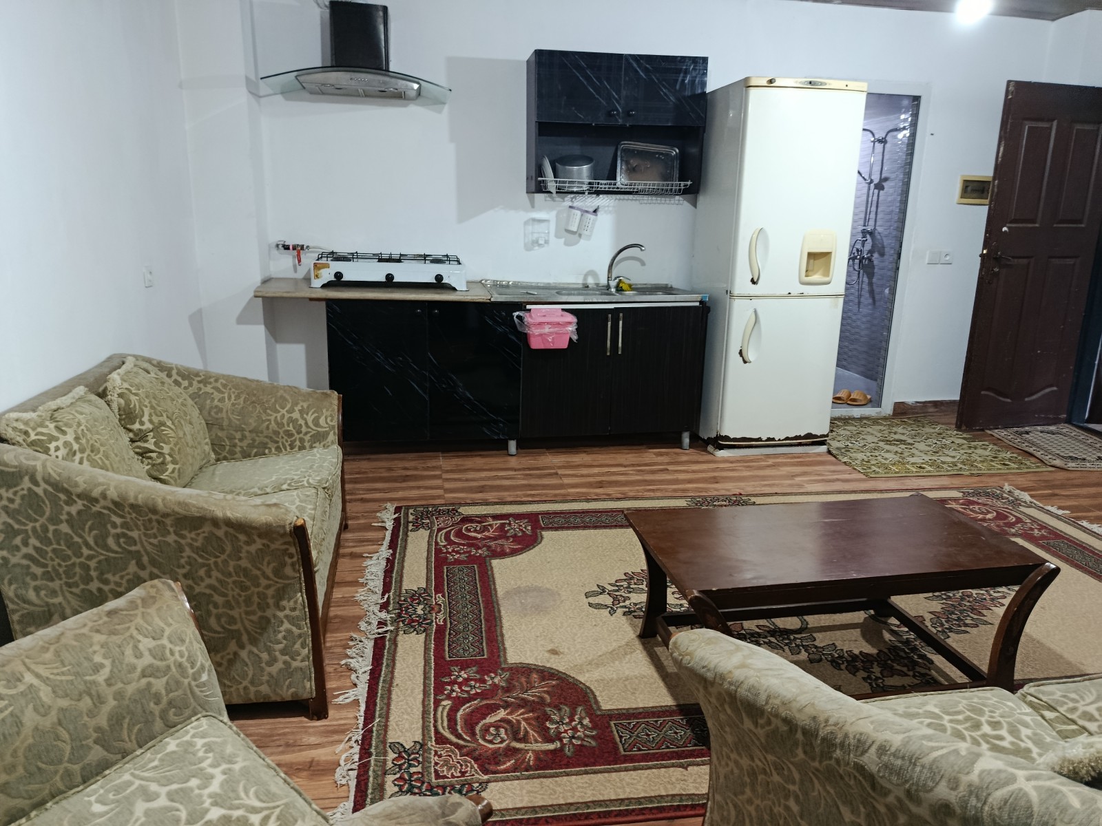 اتاق پذیرایی و آشپزخانه