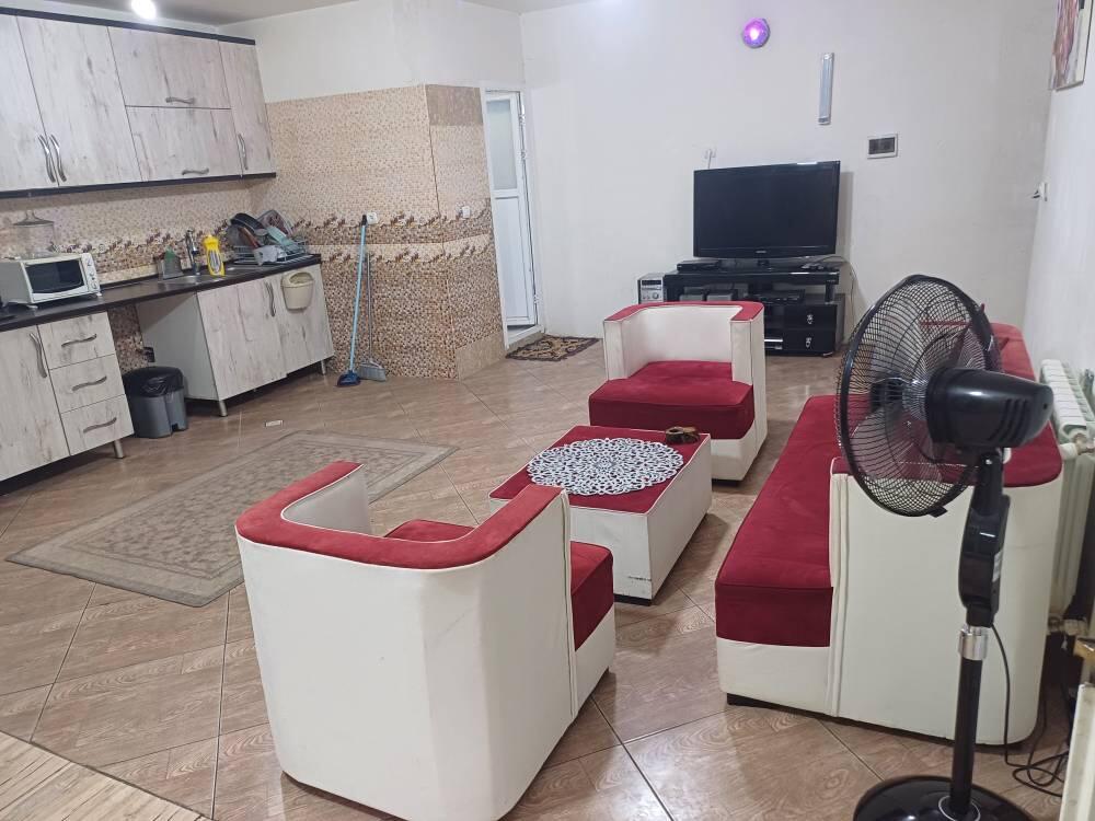 اتاق پذیرایی و آشپزخانه