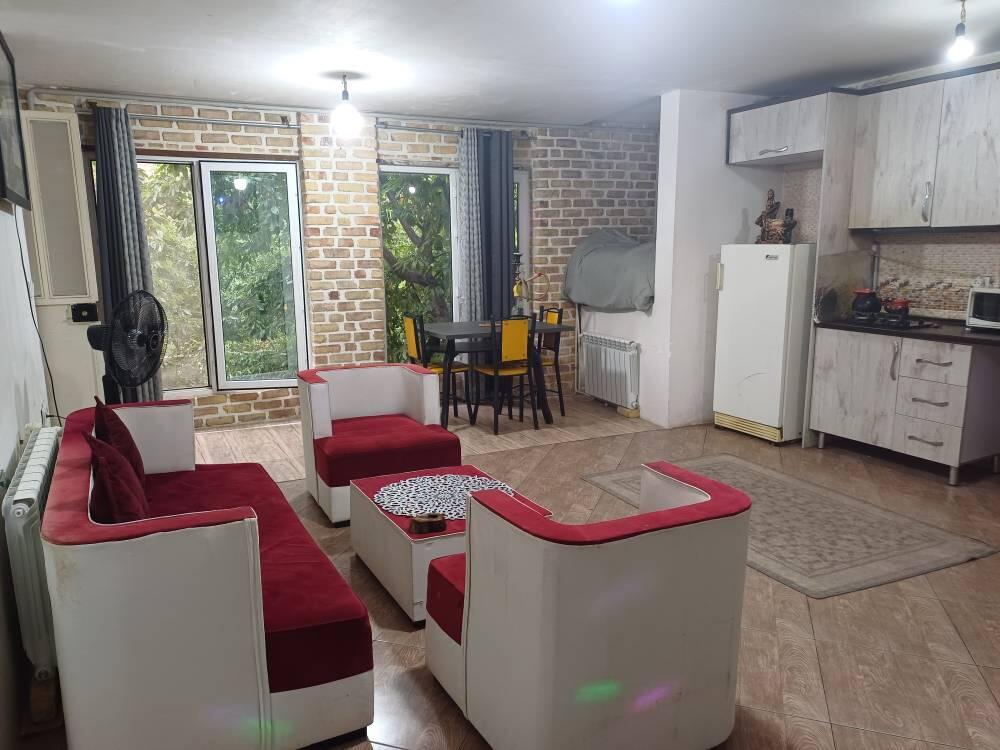 اتاق پذیرایی و آشپزخانه