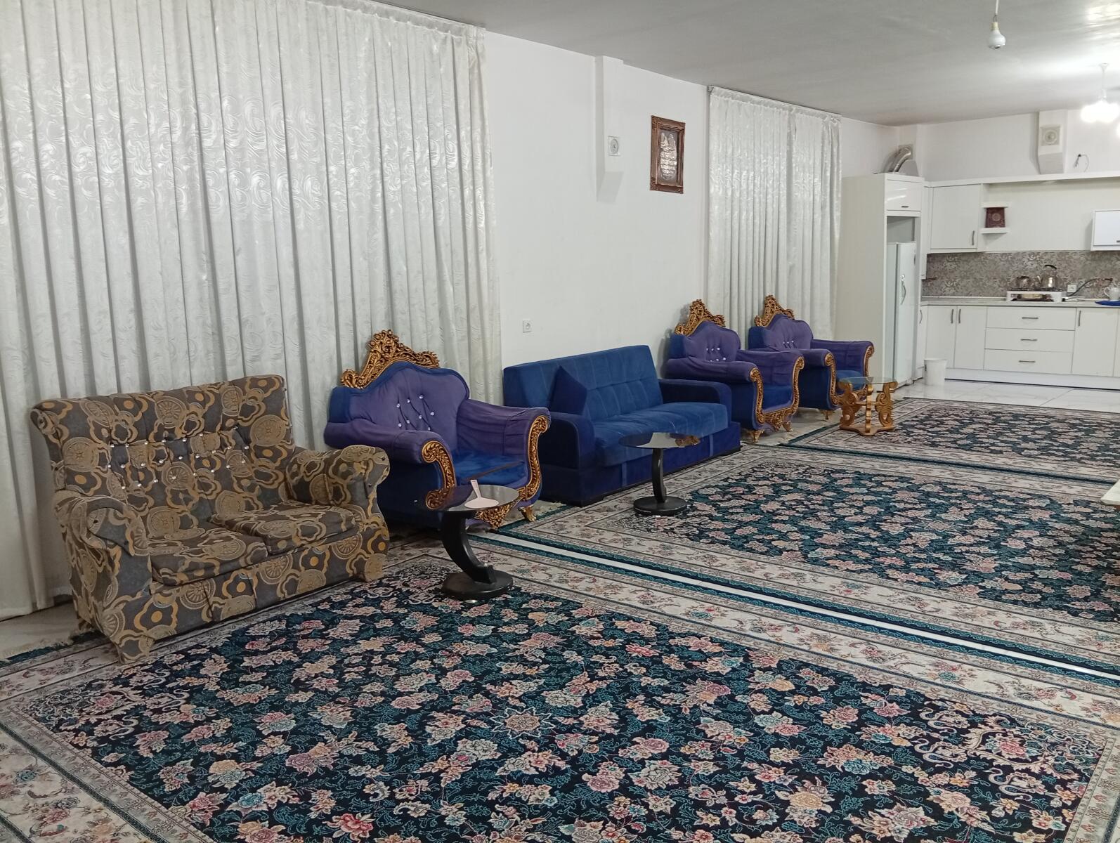 اتاق پذیرایی و آشپزخانه