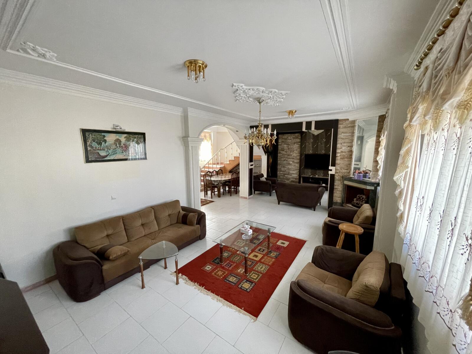 اتاق پذیرایی طبقه اول اتاق پذیرایی طبقه اول