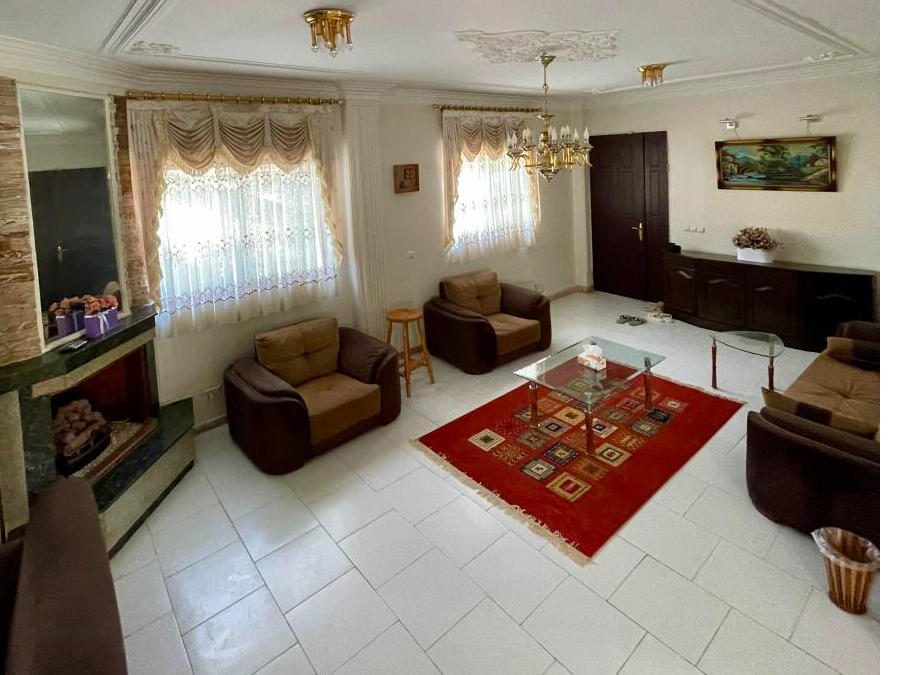 اتاق پذیرایی طبقه اول اتاق پذیرایی طبقه اول