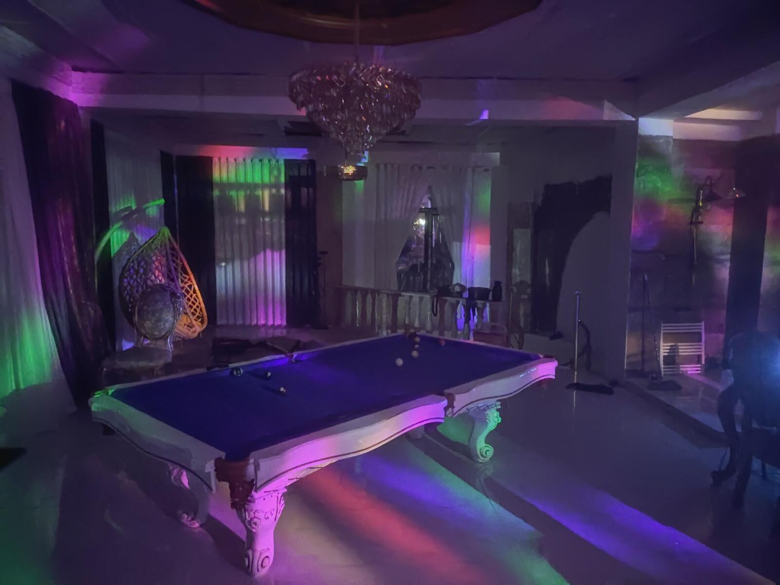 اتاق پذیرایی بالا