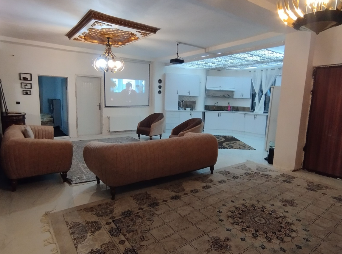 اتاق پذیرایی و آشپزخانه همکف