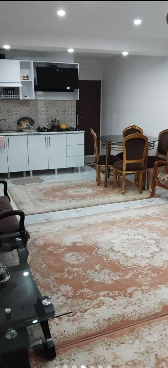 اتاق پذیرایی و آشپزخانه