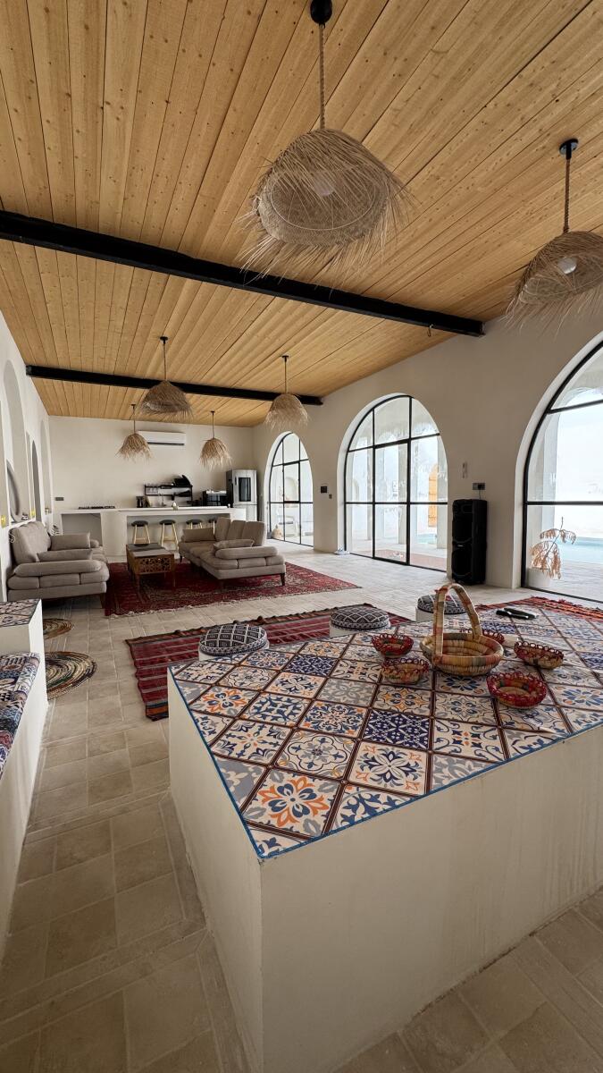 اتاق پذیرایی و آشپزخانه