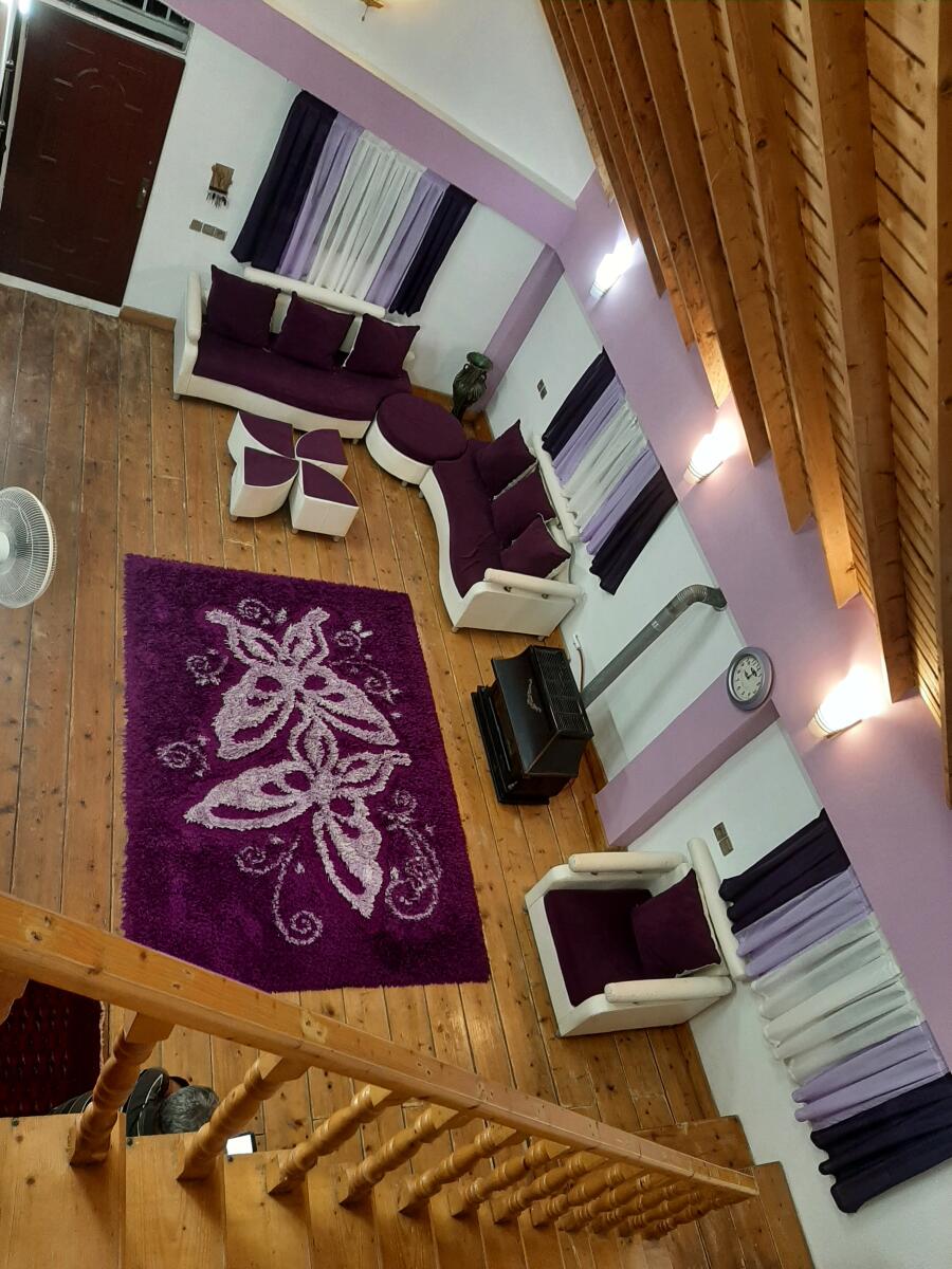 اتاق پذیرایی طبقهٔ اول اتاق پذیرایی طبقهٔ اول