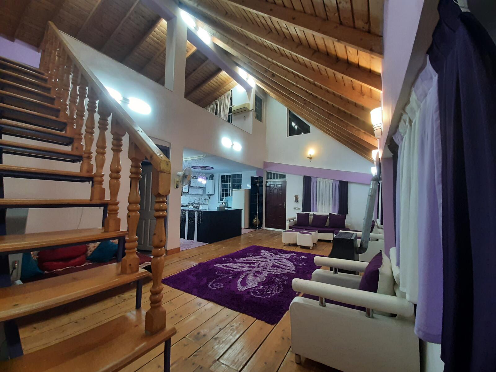 اتاق پذیرایی طبقهٔ اول اتاق پذیرایی طبقهٔ اول