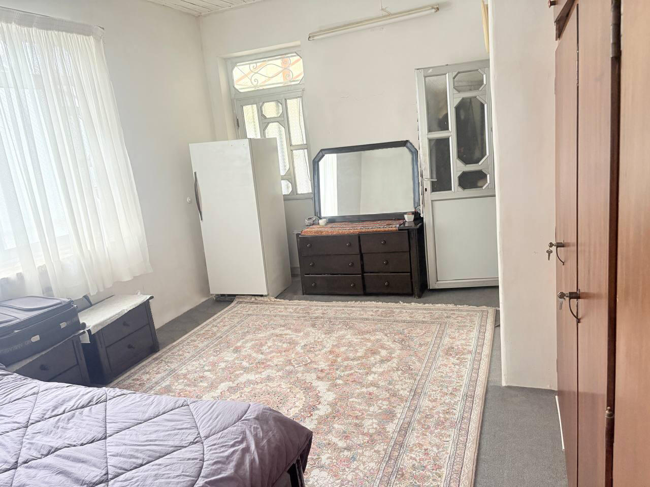 اتاق‌خواب ۱ (ویو رو به حیاط)