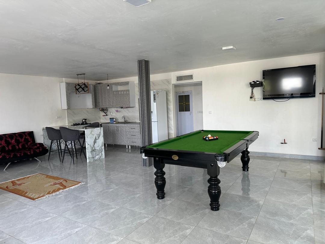 اتاق پذیرایی و آشپزخانه