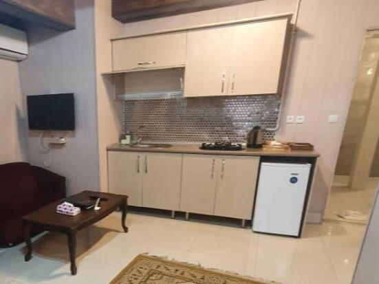 اتاق پذیرایی و آشپزخانه