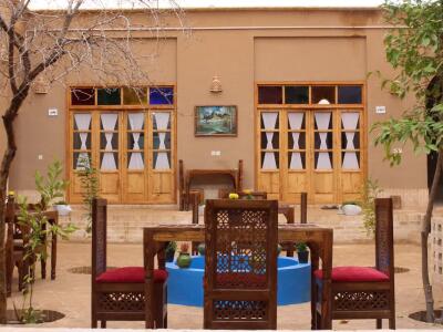 اقامتگاه سنتی حاج جلیل "اتاق ارغوان"