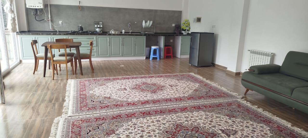 اتاق پذیرایی و آشپزخانه