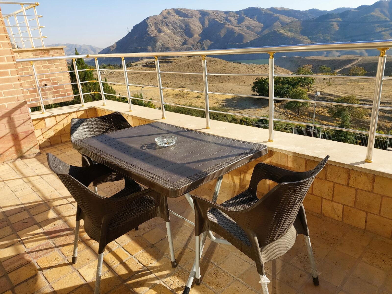 تراس طبقه سوم میز ۴نفره تراس طبقه سوم میز ۴نفره