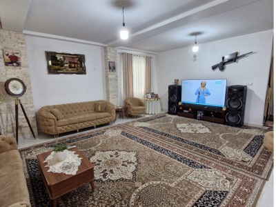 واحد تک خوابه با چشم انداز کوهستان