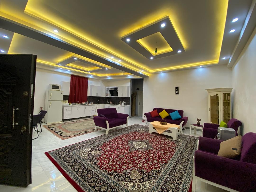 اتاق پذیرایی و آشپزخانه