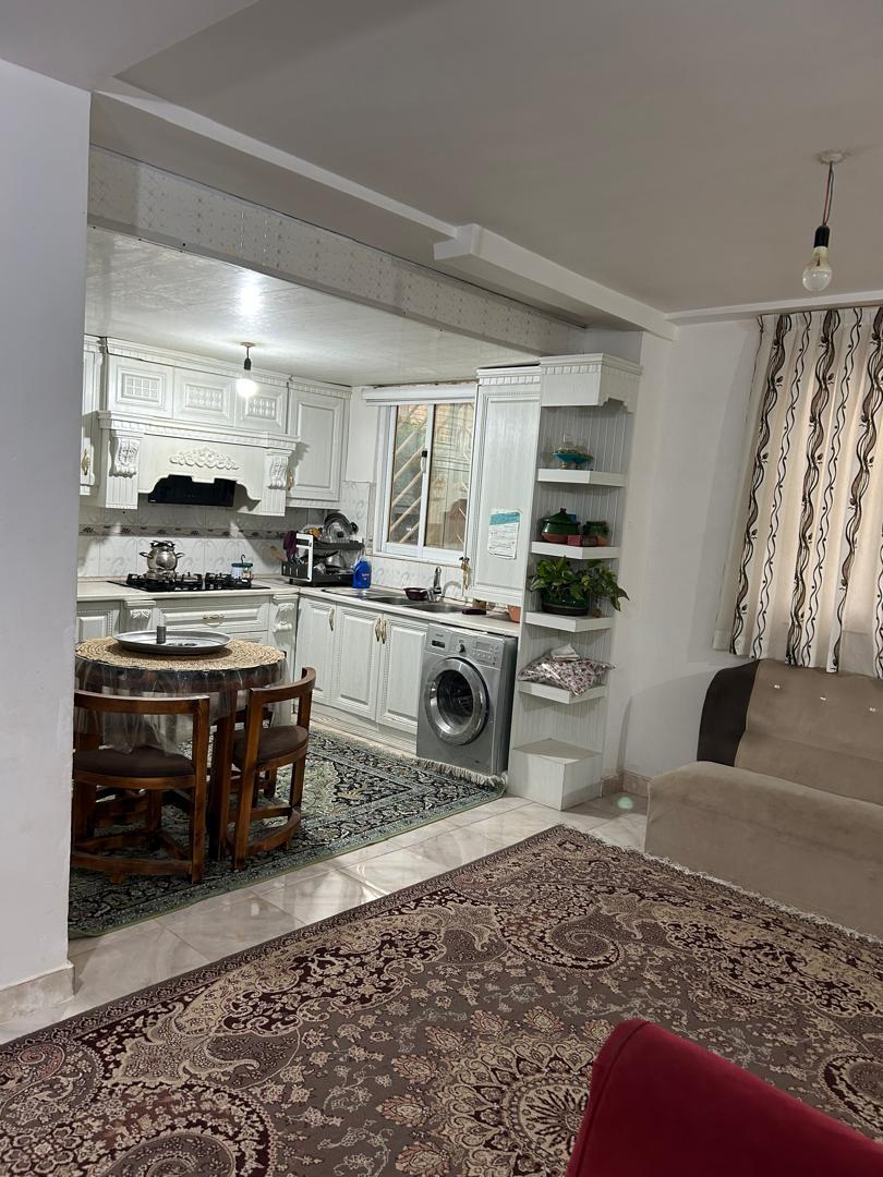 اتاق پذیرایی و آشپزخانه