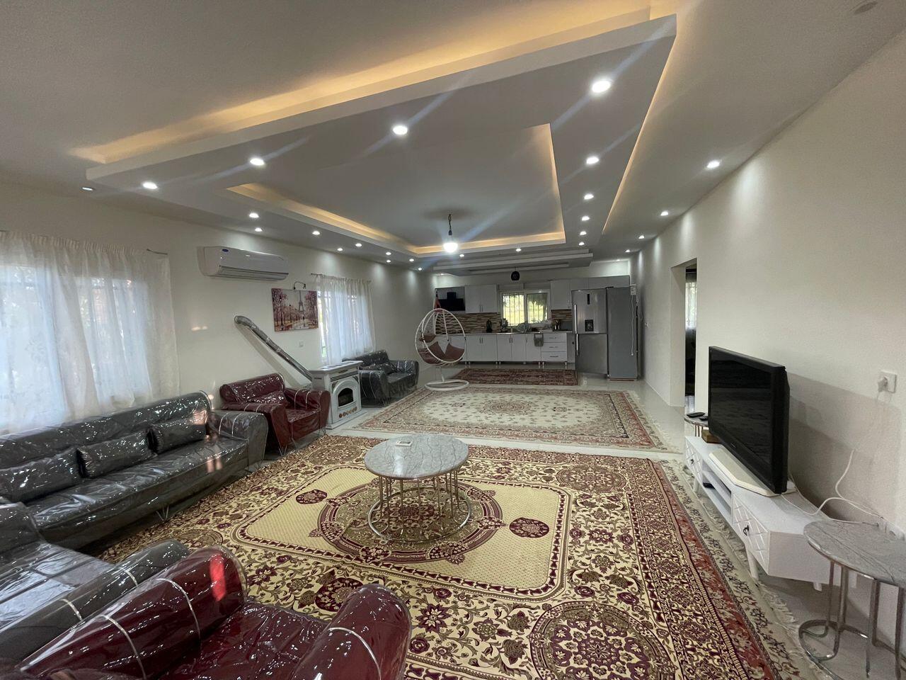 اتاق پذیرایی و آشپزخانه