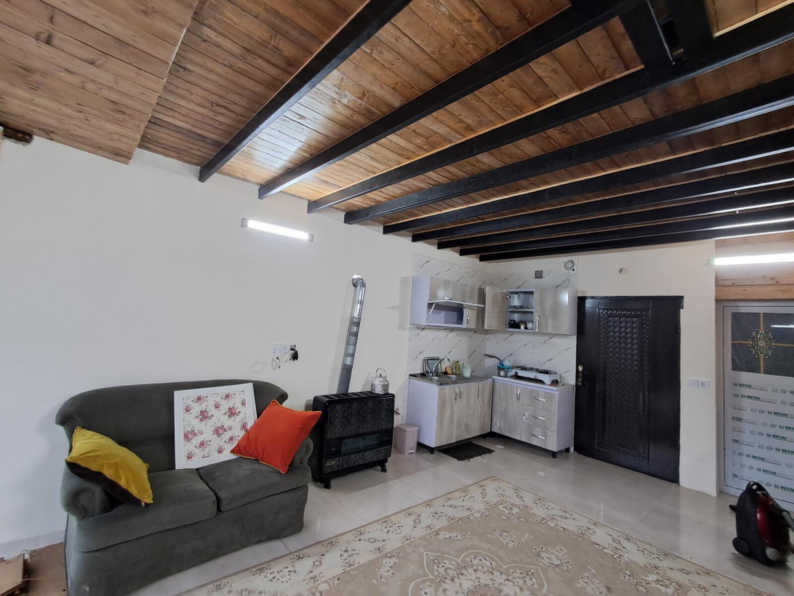 اتاق پذیرایی و آشپزخانه