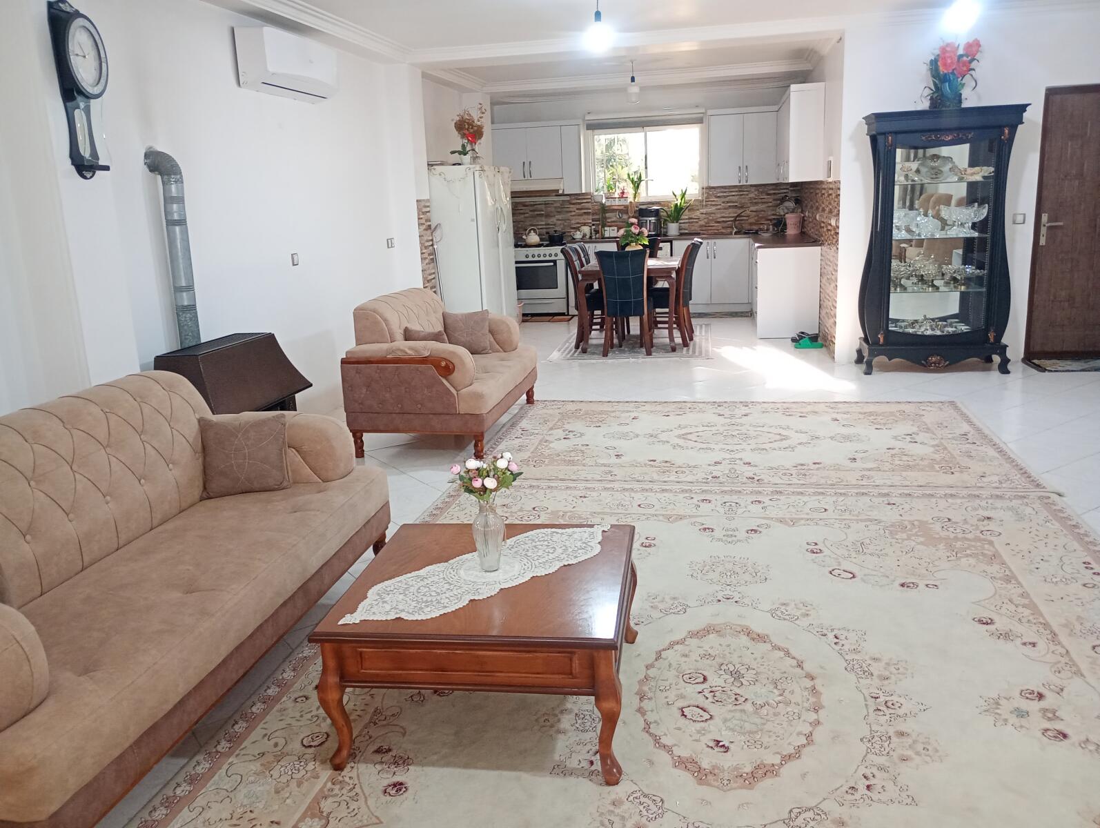 اتاق پذیرایی و آشپزخانه