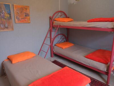 اتاق نارنجی "اقامتگاه خانه ی ما" مخصوص آقایان