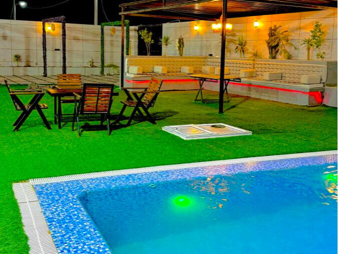 حیاط و استخر