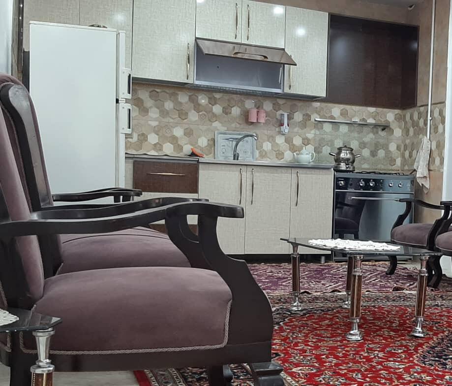 اتاق پذیرایی و آشپزخانه