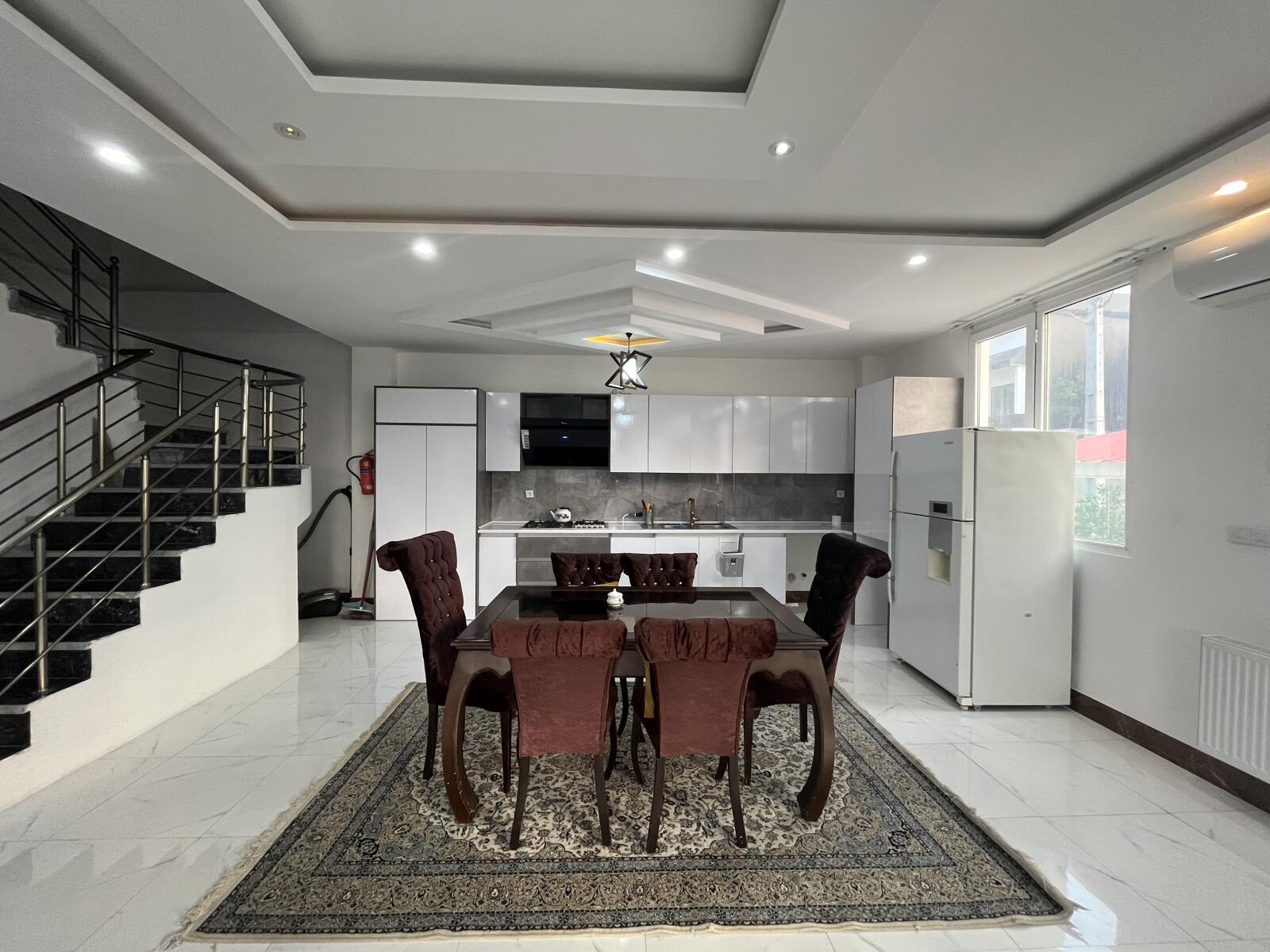 اتاق پذیرایی و آشپزخانه