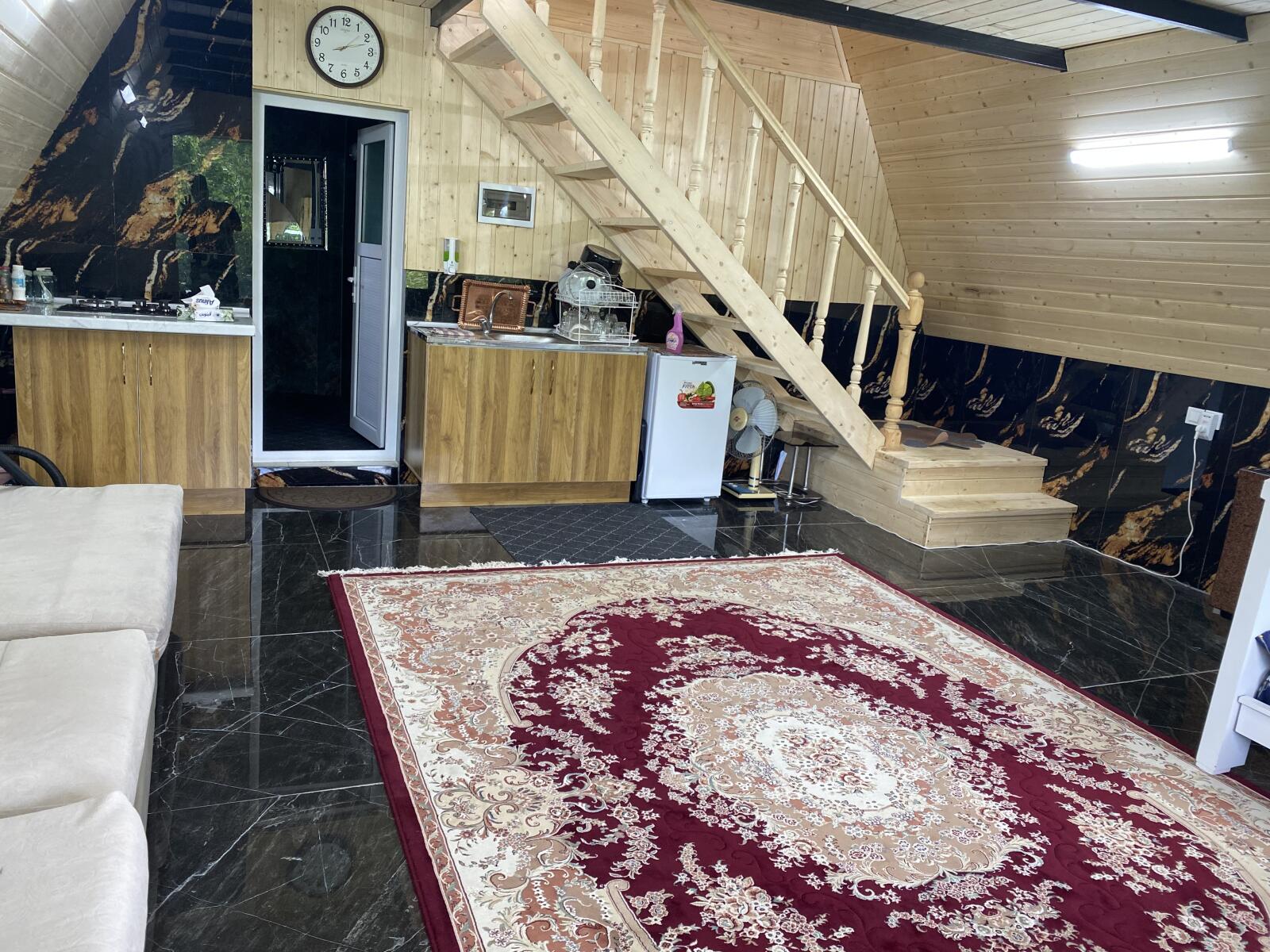 اتاق پذیرایی و آشپزخانه