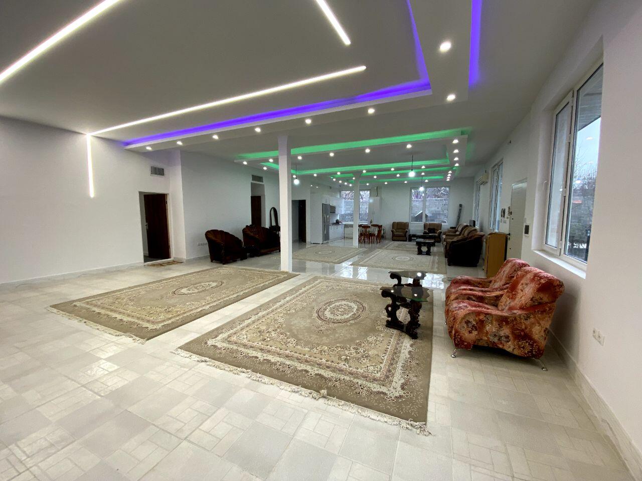 اتاق پذیرایی و آشپزخانه