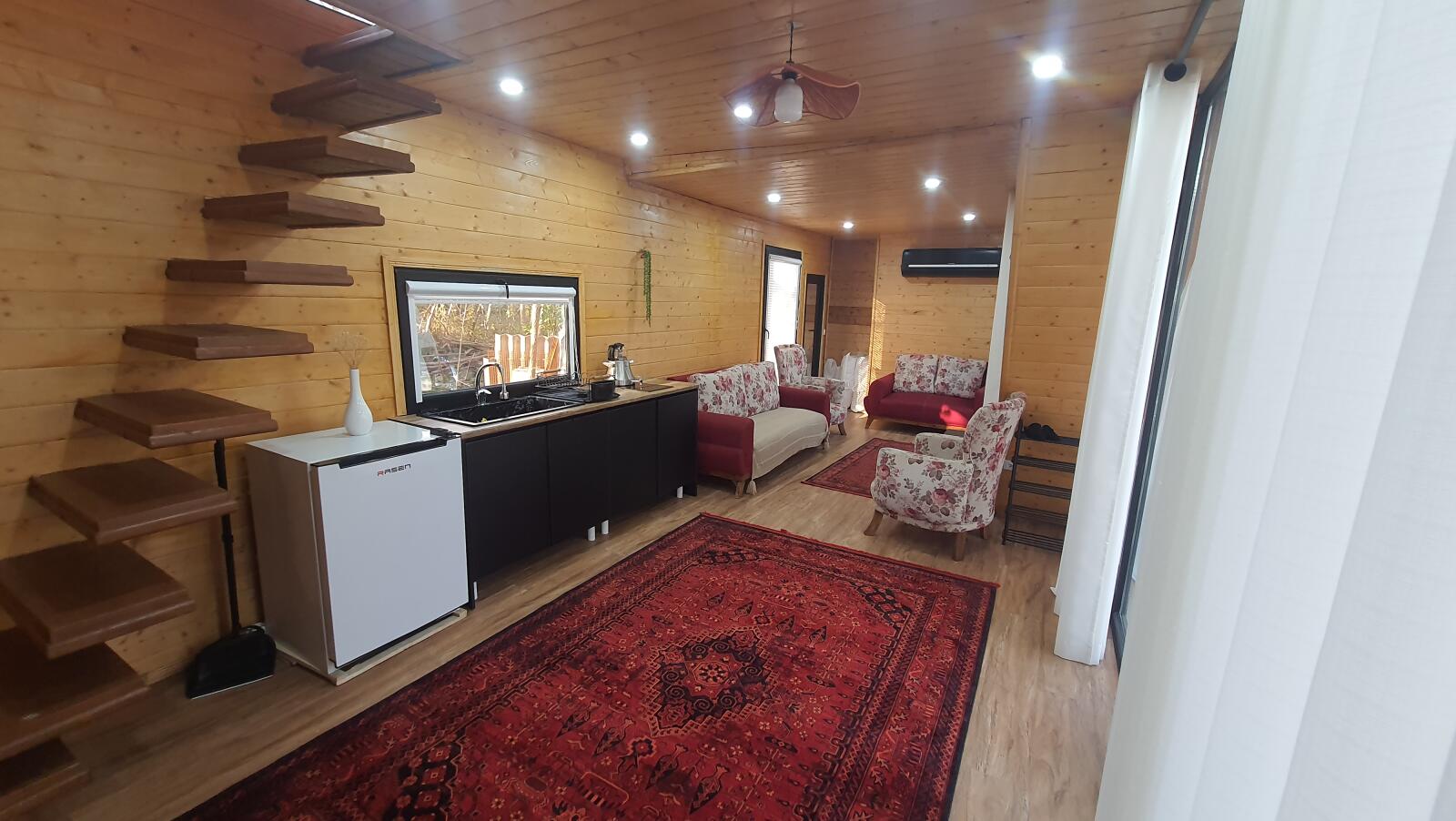 اتاق پذیرایی و آشپزخانه