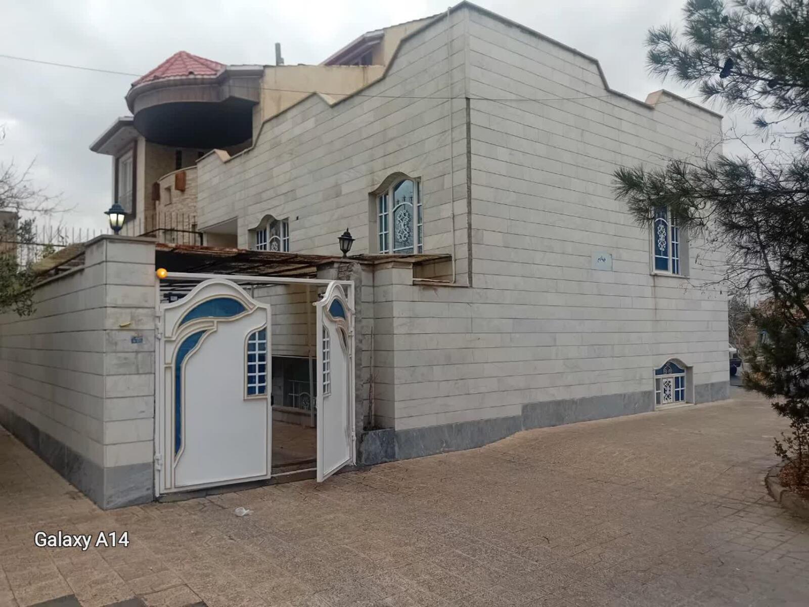 درب پارکینگ از بغل ساختمان