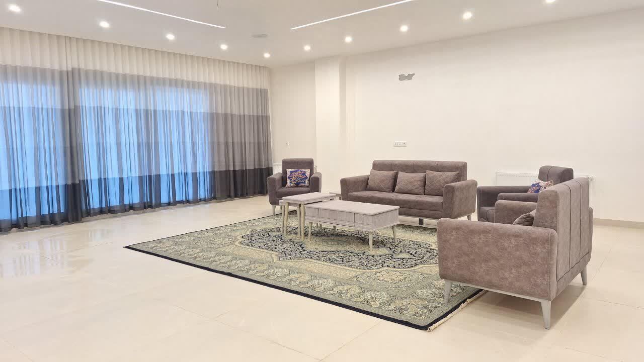اتاق پذیرایی طبقه اول اتاق پذیرایی طبقه اول