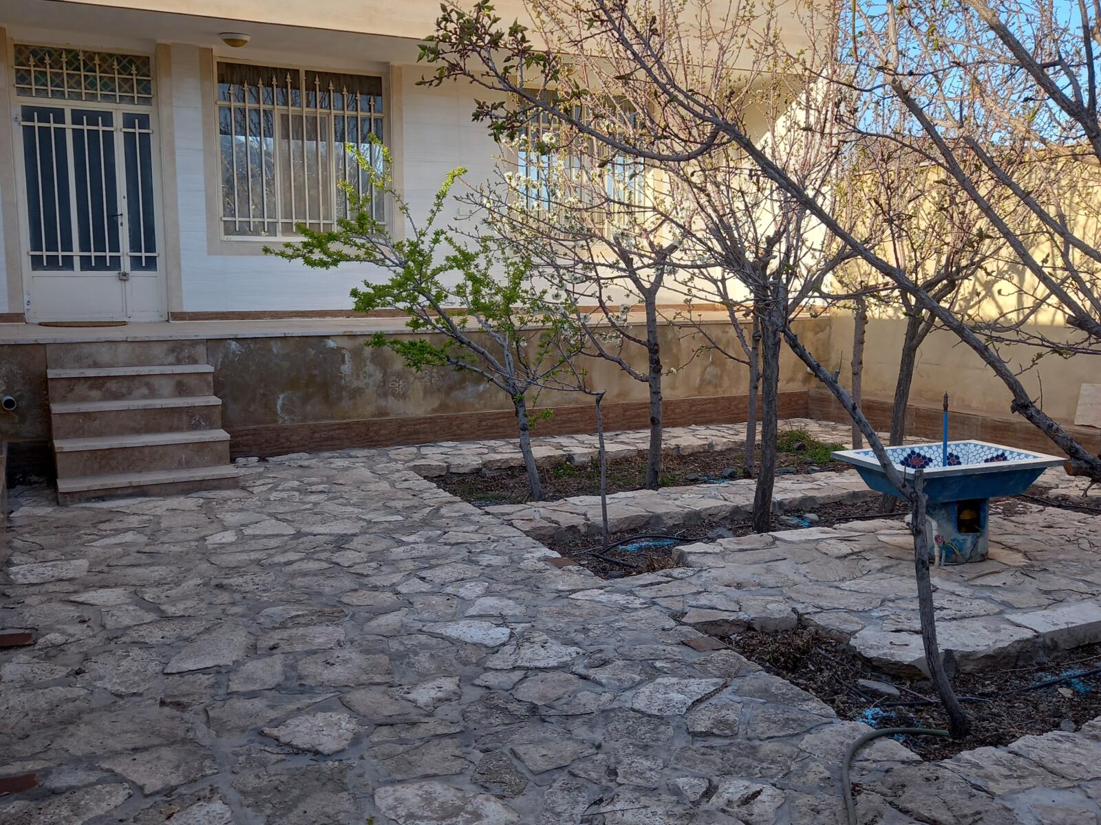 نمای ورودی حیاط(بهار)