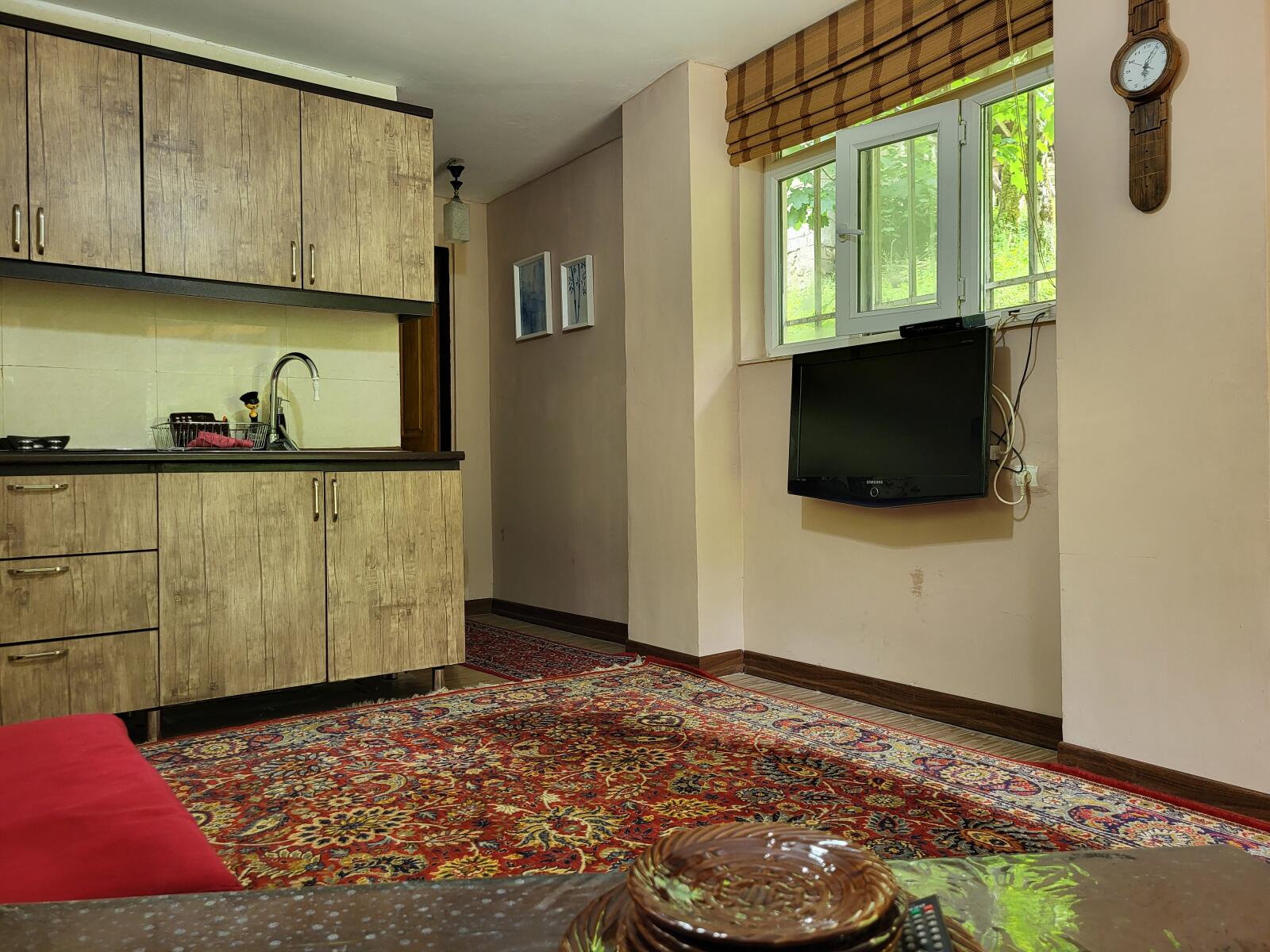 اتاق پذیرایی و آشپزخانه